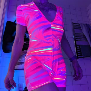 Fluo neon onesie  - En helt ny body som lyser i UV :)  Jättemjukt tyg!