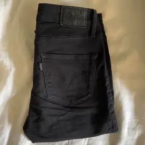 Svarta högmidjade jeans från Levis. Köpta från plick för ca 2 år sedan och använda en gång. Säljer då de inte passar längre (inga defekter)
