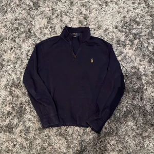 Ralph lauren half zip - Hej, säljer nu min sjyssta Ralph lauren half zip. Säljer den för att den inte kommer till någon användning. Original pris:- 1 995 mitt pris:- 650. Inga fel 10/10 i skick,   använd få gånger. Skulle kunna gå ner i pris vid snabb affär.