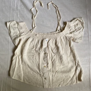 Jättesöt topp - Säljer denna jättesöta toppen jag köpte i barcelona:)  Jättefin med knytning över axlarna och man kan välja att ha en off shoulder eller inte:) Jättefint material🥰  Skriv ifall du har fler funderingar💗