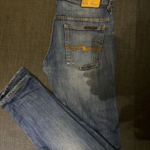 Nudie jeans  - Säljer dessa nudie jeans som passar bra till sommaren me en härlig färg skick ser ni på bild pris går självklart att diskutera!