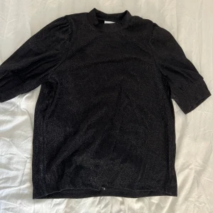 Glittrig tröja - Jag säljer denna glittriga tröjan då den bara kommit till användning en gång. Jätte bra skick.