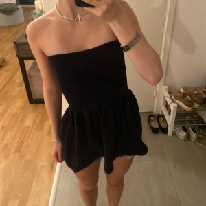 Bandeau topp - Mörkblå tubtopp från zara i toppenskick! Endast använd en gång och säljer då den är lite stor på mig som bär xs i toppar❤️