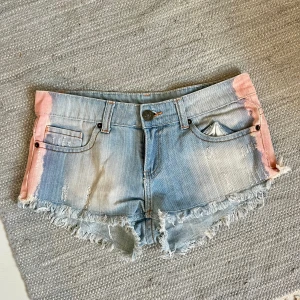 Shorts - Superfina shorts. Midjemått 37 cm längd på sidan 19 cm. Köp via köp nu❤️