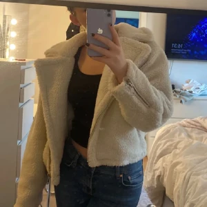 Teddyjacka - Säljer min Teddy jacka i strl 36 Nypris: 700 Säljer för: 300