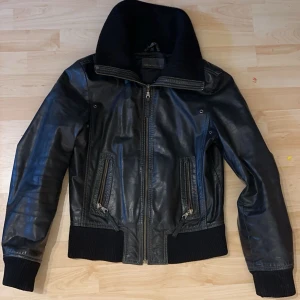 Vintage Skinnjacka svart - Svart kort super cool skinnjacka. Köpt second hand