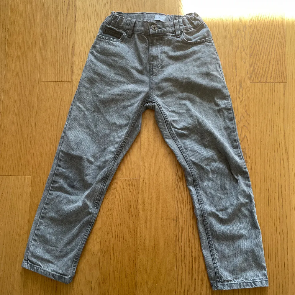 Ljus grå grunt jeans, storlek 24, model ”street loose”, skick 10/10 . Jeans & Byxor.