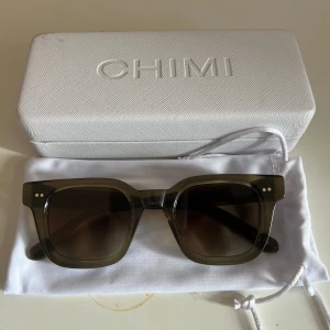 Chimi glasögon 04 - Chimiglasögon i modellen 04, i färgen Green. Använda fåtal gånger, alla tillbehör är med💗