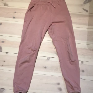 Rosa mjukisbyxor - Säljer dessa fina rosa mjukisbyxor från Reaction pga att jag inte använder dem💖 Har en liten grön fläck och är lite nopprig men annars är de i fint skick💞