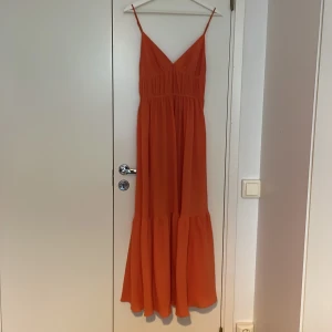 Orange HM klänning  - Orange klänning från HM i storlek 36/S. Använd ett fåtal gånger. 🧡🧡