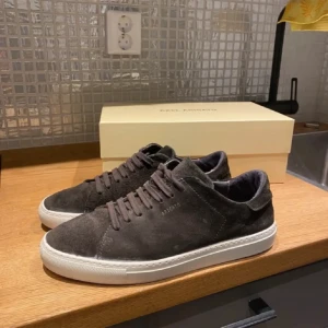 Axel arigato clean 90 - Arigato skor i mycket bra skick. Säljer de pga slut på användning. Modellen är Axel Arigato clean 90. Nypris 2400kr, mitt pris 499kr. Finns inga defekter på de. Priset kan diskuteras😊