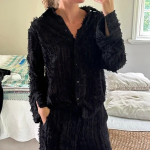 Lindex set - Superhärligt det från Lindex. Går även att ha toppen separat som en blus. Knappt använt och i toppen skick. Byxorna är i storlek 34 och toppen i xs. Skulle säga att det passar perfekt för s också då byxorna är väldigt långa.  Nypris 800 kr för setet