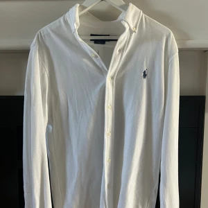 Ralph Lauren - Skjortan har använts 2 gånger så inprincip helt ny. Size M Finns i Stockholm men kan även fraktas 