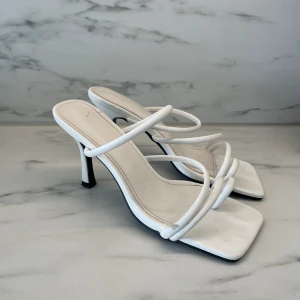 Vita klackskor  - Vita klackskor, använda fåtal gånger