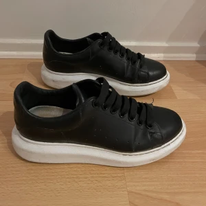 Alexander Mcqueen - Säljer mina McQueens som jag har haft i ett år. De är i bra skick! Vill bara bli av med dem, därav det låga priset. 