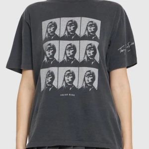 Annie Bing t-shirt - Annie Bing T-Shirt 100% bomull. Texturen är ”washed out” och det finns inget tryck på ryggen. Färgen är väldigt mörk grå. Originalpris 1200kr, säljer för 899kr