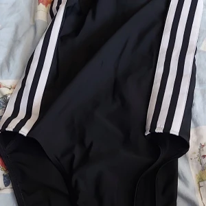 Baddräkt adidas - Baddräkt från adidas xs eller s, svart med kryss i ryggen och vita detaljer