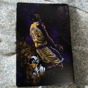 KOBE BRYANT TAVLA - En helt ny riktigt fin målad tavla i metall på Kobe bryant 