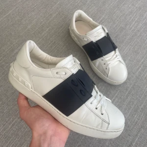 Valentino Skor - Säljer dessa sjuka feta Valentino Opens som är perfekta nu till sommaren | 8/10 Skick | Storlek 40 passar 41 | Box, Kort ingår | Hör av dig för fler bilder eller om du har någon fundering 🤝