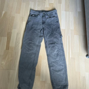 Karl Kani jeans  - Snygga baggy/cargo jeans. Feta stickningar på baksida. Bra skick.