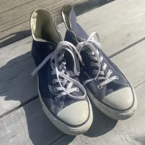 Ett par fina Converse skor i storlek 42, mörkblå, använda fast i bra skick. Kontakta för fler bilder. 