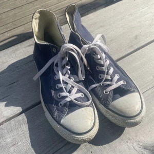 Converse skor  - Ett par fina Converse skor i storlek 42, mörkblå, använda fast i bra skick. Kontakta för fler bilder. 