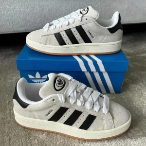 Campus 00 ”Crystal White”  - Säljer dessa Campus 00 sneakers i färgen Crystal White! De har använts ca 3-5 gånger och har lite små defekter, knappt synliga. Därav är priset 900kr + frakt (nypris 1350kr) 💖