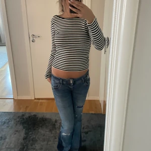 Tröja  - Randig tröja med halv öppen rygg från Gina tricot💕