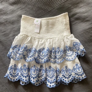 Fin kjol till somnaren - Helt oanvänd kjol från Lindex, lappen sitter kvar. Strl 146-152 men passar även xs💘