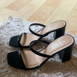 klackar  - säljer halvhöga klackskor som jag fått för dom är för små, använda några gången men allmänt bra skick. Dom är från Amisu och är storlek 37