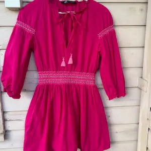Säljer denna rosa superfina klänning från Zara, köpt på Vinted men tyvärr lite för liten på mig. Storlek M men skulle säga att den är liten i storleken. Mycket bra skick💕