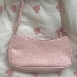 Rosa miniväska - Köpt på monki för ett par år sedan 🩷 Fel syns på bilder🫶