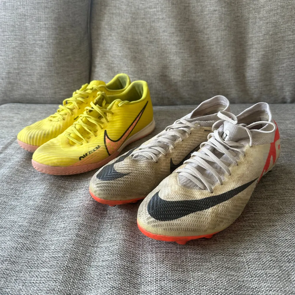 Ganska dåligt skick men inget som gör dem sämre i prestanda. Ny pris på utefotbollsskorna är 1800kr. Futsal skorna är 1200kr.    Nike mercurial utefotbollsskor: 40,5 i storlek och är 26 cm.  Futsal Nike: är storlek 40,5 i storlek och är 25,5 cm. . Skor.