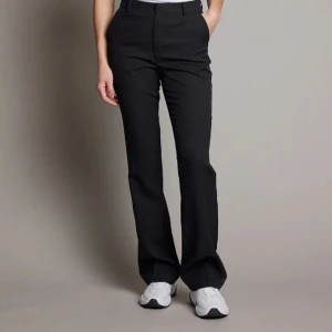 Kostymbyxor - Fin kostymbyxa (Vilma) som tyvärr är för stora för mig och därför säljer jag dom💞stl 42