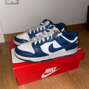 Nike Dunk Low Valerian Blue - Säljer mina Nike Dunks köpta från Restocks, hyfsat bra skick men säljs då de ej kmr till användning. Storlek 38,5 (se sista slide) och nypriset ligger på ca 2000. Kontakta innan ni trycker på köp nu! 