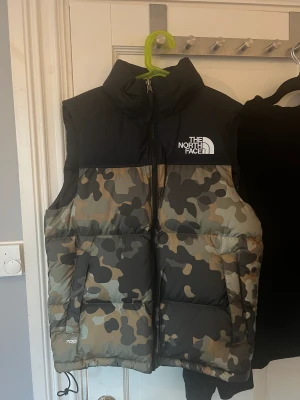 TNF Väst i xs - The north face väst i xs   Helt ny, lapparna borttagna dock