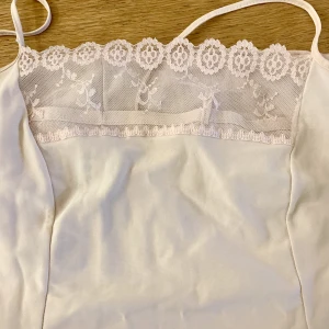 Vintage linne  - Sött beige vintage linne med spets  💞