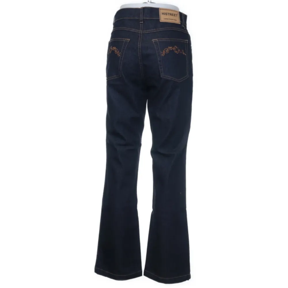 Superfina jeans som är köpta på Sellpy. Aldrig använda av mig och i väldigt bra skick! Hör av er vid frågor!. Jeans & Byxor.