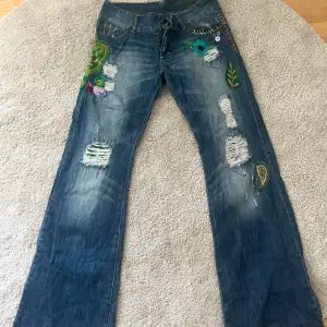 Säljer mina skit coola jeans från Desigual med snygga detaljer. Säljer dessa eftersom jag växt ur dom. Dom är en del använda men är fortfarande i bra skick! Storleken är 36, men skulle även kunna passa 34! 