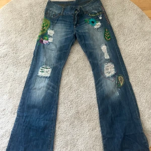 Desigual Jeans - Säljer mina skit coola jeans från Desigual med snygga detaljer. Säljer dessa eftersom jag växt ur dom. Dom är en del använda men är fortfarande i bra skick! Storleken är 36, men skulle även kunna passa 34! 