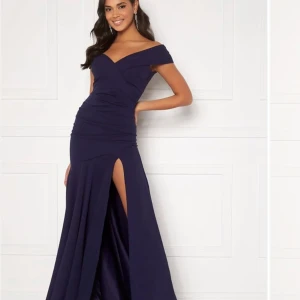 Balklänning - Jag säljer min balklänning! Endast använd en gång, inte defekter alls. Den är i ett lite tjockare material, vilket jag tyckte var super eftersom att min bal var på kvällen. Jättefin mörkblå färg! Hör av er med frågor och prisförslag 💕köpt för 1100kr