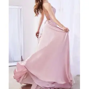 Otroligt fin rosa (ljusrosa/lila) balklänning från Cinderella devine. Klänningen har slits och en jättevacker knytning i ryggen.  Den är köpt för två år sedan och endast använd två gånger. 