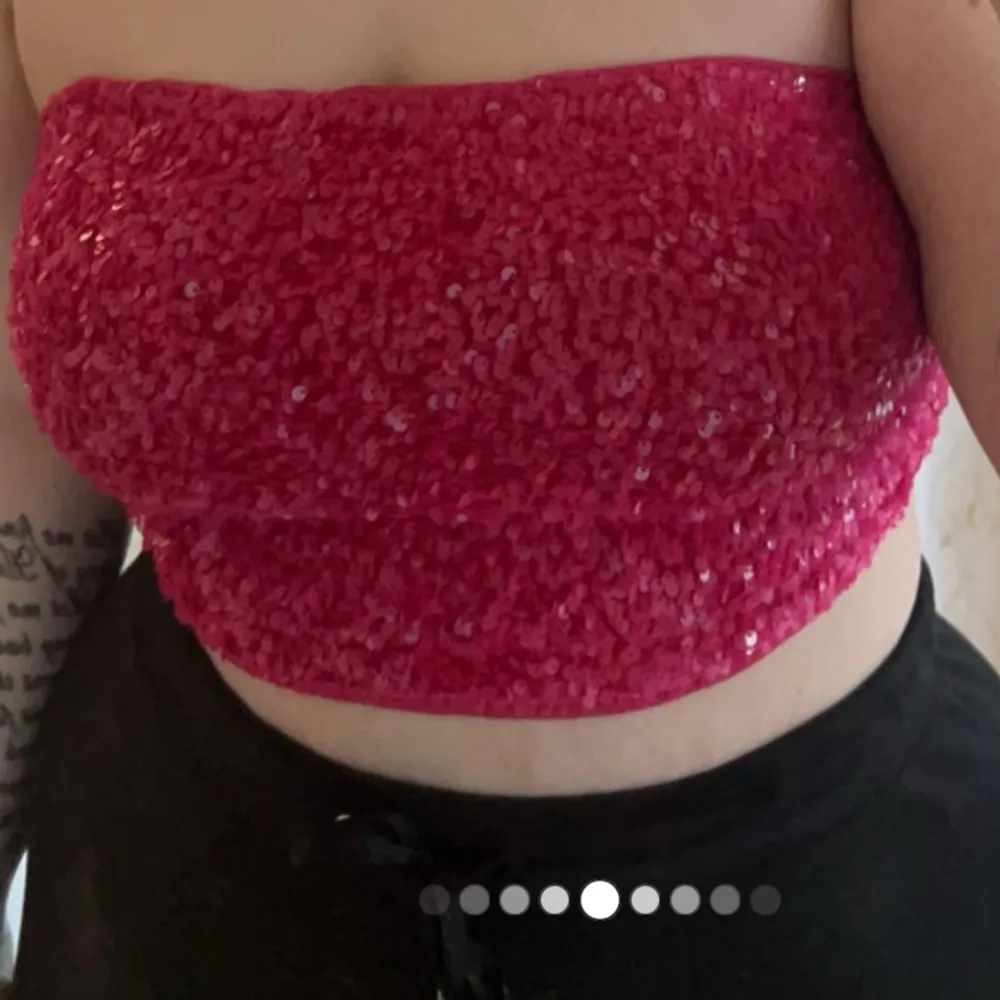 En fin glittrig rosa bandeau topp ifrån Shein och är i storlek L. Tvättlappen är bortklipp! Den är endast använd 1 gång och är i bra skick👍 100% polyester 🩷 Nypris 119kr . Toppar.