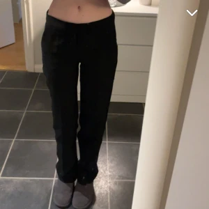 Lågmidjade kostymbyxor  - Fina lågmidjade kostymbyxor i storlek xs från Nelly. Använt dessa byxor endast 2 gånger och säljer dom för att de knappt kommit till användning. 🥰Säljer dessa för 450 kr (Ordinarie pris 699 kr) men priset kan alltid diskuteras, hör av för mer info💞💞