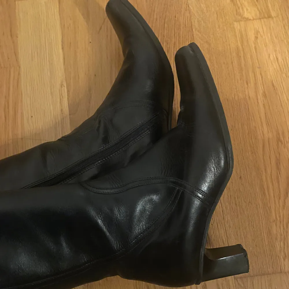 Jätte snygga vanliga svarta stövlar! Köpt secondhand för några månader sen men bara använt två ggr🎀 klacken är 5cm hög och hela skon är ca 40cm. . Skor.
