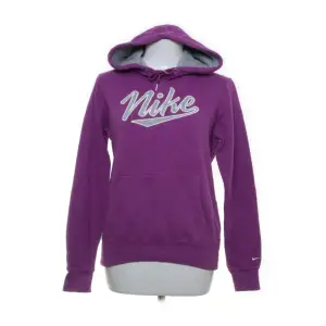 Lila Nike hoodie i bra skick, skriv för fler frågor🥰köparen står för frakten 