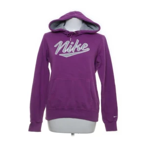Nike hoodie  - Lila Nike hoodie i bra skick, skriv för fler frågor🥰köparen står för frakten 