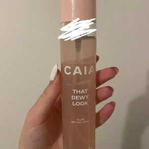 caia dewy setting spray - tyvärr är jag allergisk mot parfymen i sprayen så jag säljer denna, köpte den för ungefär en månad sedan och 5/6 av flaskan är kvar, orginal pris: 245