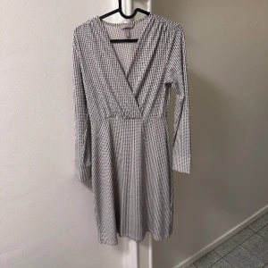 Prickig klänning  - Klänning från H&M. Nypris 200kr. Passar en S också. Hör av er ifall ni vill ha foton på hur den sitter! 