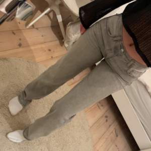 Low waist straight jeans från Gina🫶🏼passar mig som är 168🫶🏼(säljer även ett par ljusblåa och toppen på bilden)